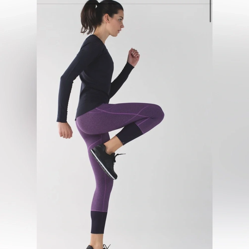 Lululemon Crop Leggings Size 4 Rebel Runner Grape & Black Herringbone Ankle Zip